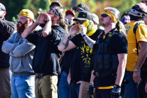 Miembros del grupo llamado “Proud Boys” gritan a manifestantes en su contra durante una protesta en 2020. El Centro de Estudios Legales sobre la Pobreza del Sureste los considera un grupo de odio y extremista. Proud Boys tienen un grupo en el estado de Montana. Foto: Anthony Crider | Flickr | Creative Commons