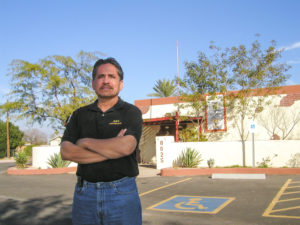 El Doctor John Molina fundó la Clínica Las Fuentes en el pequeño poblado de Guadalupe, Arizona, en el área metropolitana de Phoenix. Foto: Eduardo Barraza | Barriozona Magazine © 2008