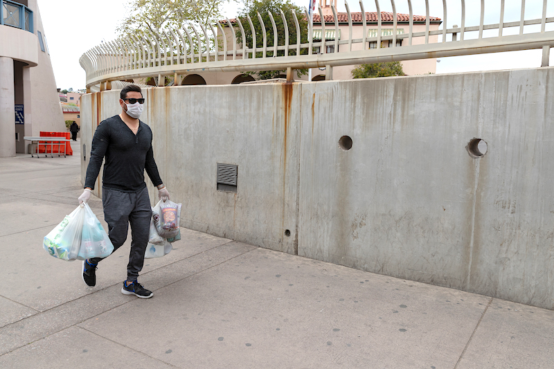 Tráfico peatonal entrante en el cruce fronterizo en Nogales, Arizona, en marzo de 2020. Estados Unidos y México acordaron restringir todos los viajes no esenciales a través de sus fronteras debido a la pandemia del COVID-19. Foto: Jerry Glaser | Oficina de Aduanas y Protección Fronteriza de EE.UU.