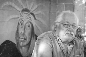 Salvador Reza, aquí en el edificio de la organización Tonatierra en Phoenix, cree que el trabajo para que el pueblo reconozca sus raíces indígenas es una lucha a largo plazo. Foto: Jon Hernández © 2007