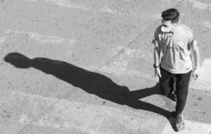 Un hombre camina en una calle usando una cubrebocas durante la pandemia de COVID-19. La proliferación de noticias y opiniones durante esta epidemia mundial ha representado un riesgo ante los datos de la ciencia. Foto: Jerónimo Roure | Creative Commons
