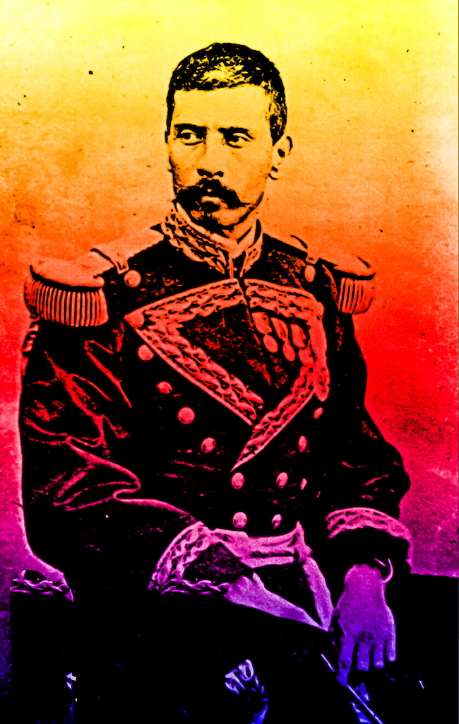 Un retrato de Porfirio Díaz de tres cuartos de largo, sentado con uniforme militar, mirando ligeramente hacia la izquierda. 