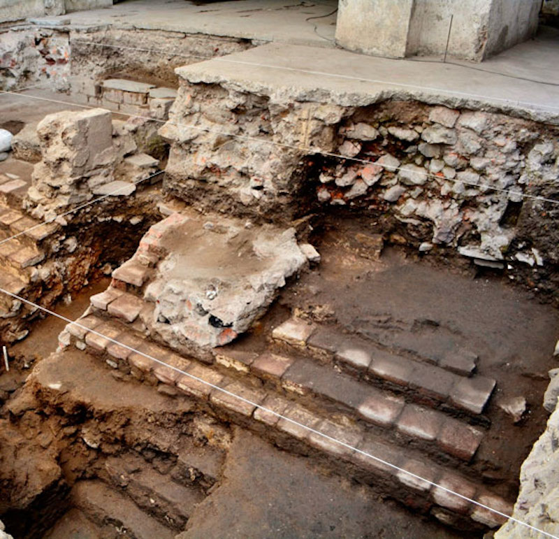 Arqueólogos del Programa de Arqueología Urbana dieron a conocer el hallazgo de los restos de la principal cancha del juego de pelota de Tenochtitlan. La ruinas se encontraron en el mismo terreno donde se ubicaron las ruinas del Templo a Ehécatl-Quetzalcóatl. Foto: PAU-INAH.