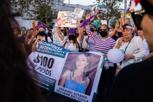 Decenas de mujeres llevan a cabo una movilización por la desaparición y muerte de la joven de 18 años Debanhi Escobar el 22 de abril de 2022 en Monterrey, Nuevo León, México. Foto: Gladys Bañuelos | Creative Commons
