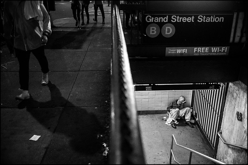 Una escena cotidiana en la ciudad de Nueva York que ilustra el problema de las personas sin vivienda en ciudades de Estados Unidos. Foto: Stéphane Burlot | 2017 | Creative Commons 