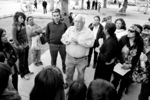 Salvador Reza, hablando ante un grupo de seguidores afuera del edificio del Senado de Arizona el 7 de febrero de 2011. Foto: Eduardo Barraza | Barriozona Magazine © 2011