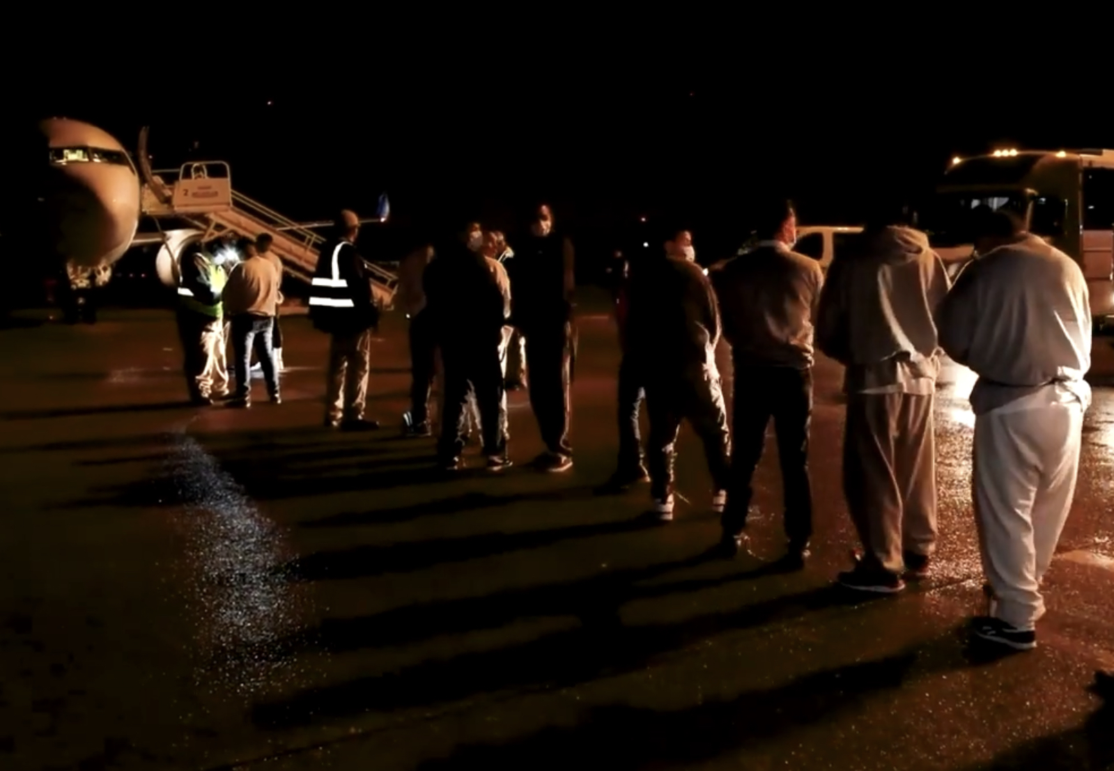 Migrantes indocumentados encadenados de pies y manos esperan abordar un avión en un aeropuerto de Alexandria, Luisiana, Estados Unidos para ser deportados. Vuelos de repatriación de guatemaltecos se han llevado a cabo desde el comienzo de 2023. Foto tomada de un video de ICE.