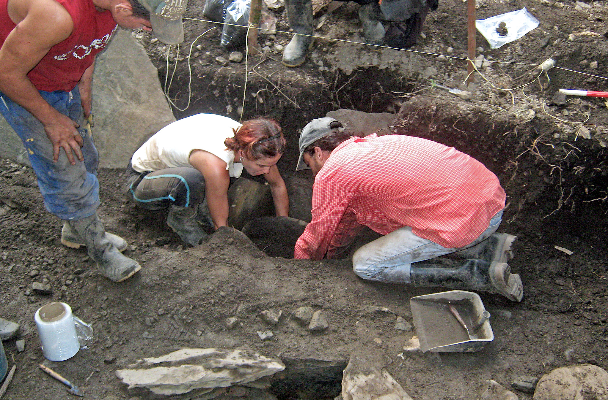 Arqueólogos colombianos llevan a cabo un procedimiento de recuperación en un proyecto de arqueología preventiva en Antioquia. Foto: Proyecto Hidroeléctrico Ituango | Creative Commons