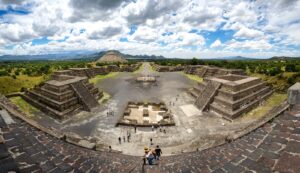 Los arqueólogos han llevado a cabo trabajos de excavación en Teotihuacan durante muchas décadas. La imagen muestra una vista panorámica desde la cima de la Pirámide de la Luna, con la Pirámide del Sol en el extremo izquierdo. Foto: René Trohs | Creative Commons