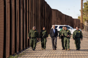 El presidente Joe Biden camina con agentes de la Patrulla Fronteriza de EE. UU. a lo largo de un tramo de la frontera entre EE. UU. y México, el domingo 8 de enero de 2023, en El Paso. Su gobierno ha tomado medidas para afrontar la crisis humanitaria derivada del gran flujo migratorio. Foto: Adam Schultz | Casa Blanca
