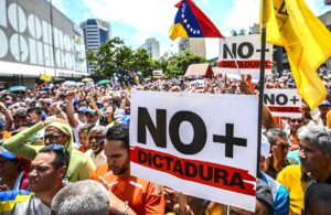 Cientos de manifestantes en Venezuela protestan en contra del gobierno del presidente Nicolás Maduro en 2017. Los gobiernos autoritarios o dictaduras en América Latina es un tema de constante actualidad en esta región. Foto: A. Davey | Flickr | Creative Commons
