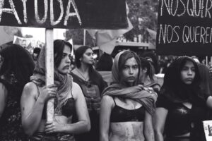 El movimiento feminista en Chile ha llevado a cabo multitudinarias marchas a favor de sus demandas, como esta en abril de 2018. El de las feministas es uno de varios movimientos sociales en América Latina. Foto: Foto: L'odyssée Belle on Unsplash
