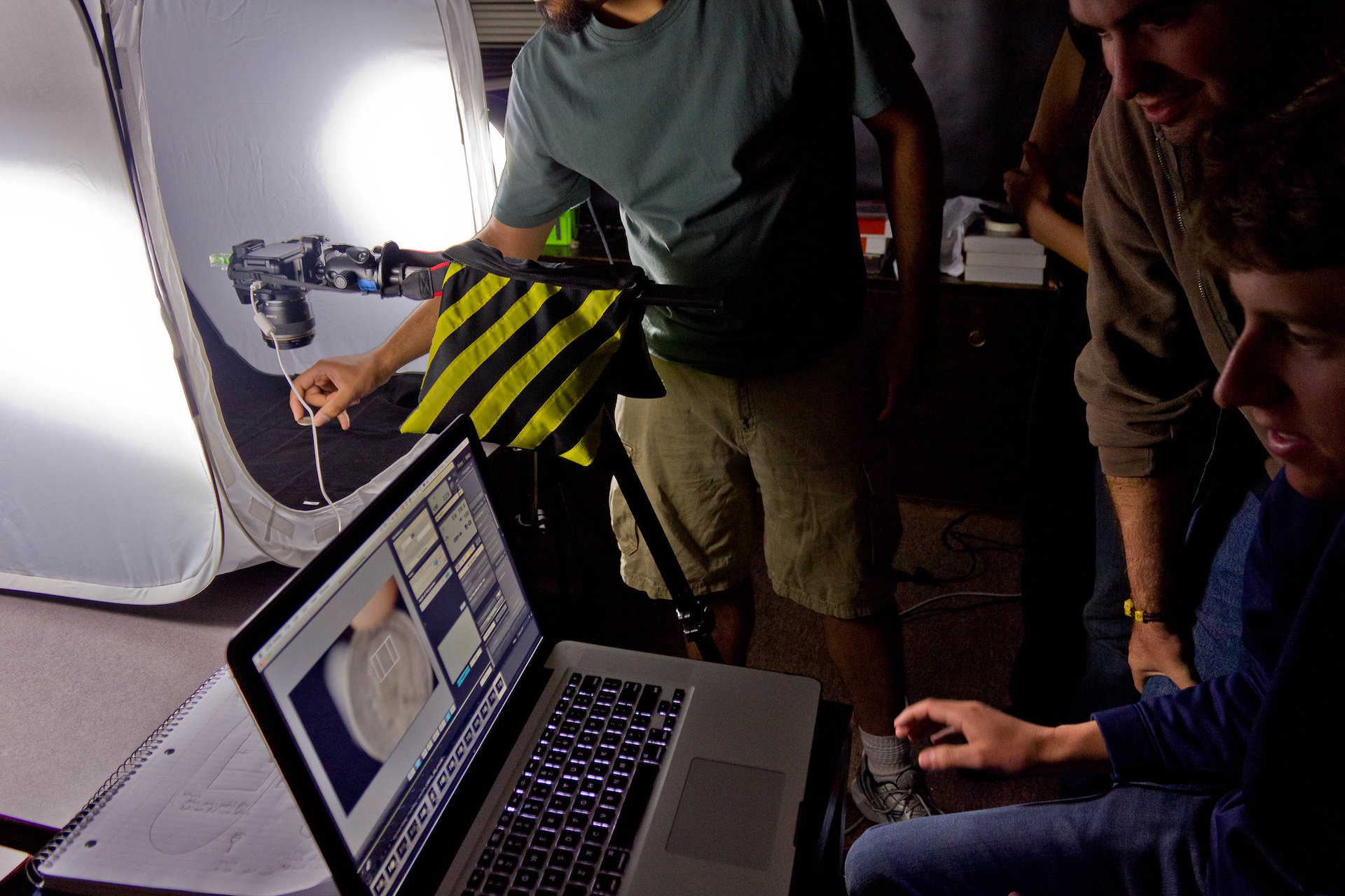 Estudiantes de arqueología practican en el laboratorio del Centro de Arqueología Digital en California, Estados Unidos, utilizando tecnología para fotografiar artefactos arqueológicos para su estudio. El uso de tecnología y medios digitales es una de las tendencias en la arqueología actual de la que deben tomar ventaja los jóvenes arqueólogos. Foto: Centro de Arqueología Digital | Creative Commons