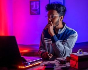 Quienes producen trabajo creativo en cualquier campo deben de avocarse a la tarea de mantener archivos y récord de su obra de una manera organizada, efectiva y responsable. Foto: Abhishek Rai | Unsplash