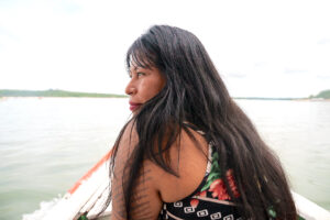 Alessandra Korap Munduruku, de 38 años, es miembro del grupo indígena Munduruku de Sawré Muybu. Es presidenta de la Asociación Indígena Pariri, que apoya a las comunidades de la región del río Tapajós. Foto: Goldman Environmental Prize