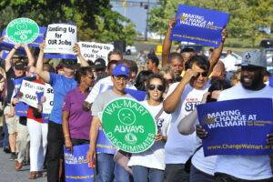 Decenas de manifestantes en Hyattsville, Maryland, llevan a cabo una protesta afuera de una tienda de la cadena minorista Walmart para exigir a la empresa que ponga fin a presuntas violaciones a los derechos de los trabajadores. Algunas consecuencias del efecto Walmart incluyen la explotación de los trabajadores y el desplazamiento de empresas locales. Foto: UFCW Local 400 | Creative Commons