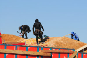 Un grupo de trabajadores latinos en el estado de Arizona trabajan sobre el techo de una nueva casa de madera, uno de los sectores más populares de la industria de la construcción de Estados Unidos. Foto: Eduardo Barraza © 2023