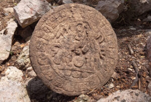 Los expertos creen que el marcador de piedra circular encontrado en el sureste mexicano es parte del Juego de Pelota, una antigua práctica de carácter ritual en Mesoamérica. Foto: INAH