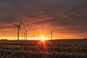 El viento es una fuente de energía renovable limpia, gratuita y fácilmente disponible. Las turbinas eólicas capturan la energía del viento y la convierten en electricidad. Los ingenieros ambientales, una de las ocupaciones enfocada en el medio ambiente, están involucrados en el diseño y desarrollo de turbinas eólicas. Además, también trabajan en pruebas, producción y mantenimiento. Foto: Karsten Würth | Unsplash