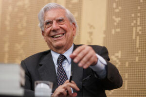 Las declaraciones del escritor Mario Vargas Llosa, uno de los más grandes y premiados escritores latinoamericanos, sobre los atributos de la novela como género arrojan luz sobre la contribución de la literatura al progreso humano. Foto: Hreinn Gudlaugsson | Creative Commons