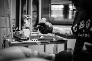 La escena de un tatuador creando un tatuaje en la piel de una persona es una imagen común en el marco de la cultura de los tatuajes en Estados Unidos. Una encuesta del Centro de Investigación Pew revela las diversas opiniones de la población estadounidense sobre esta popular forma de modificación corporal. Foto: Maxim Hopman | Unsplash