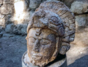 El rostro de la escultura de guerrero maya que surgió a la luz en Chichén Itzá, México. Foto: Centro INAH Yucatán