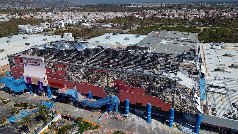 Una imagen tomada el 4 de noviembre de 2023 muestra las afectaciones en el edificio comercial Multiplaza Las Palmas después del impacto del huracán Otis en Acapulco, Guerrero, México. Foto: ProtoplasmaKid | Creative Commons