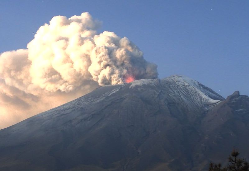 La imagen captada por los sistemas de monitoreo del volcán Popocatépetl del Centro Nacional de Prevención de Desastres (CENAPRED) muestra su actividad el 25 de mayo de 2023. Según la agencia federal, en esta fecha se detectaron exhalaciones acompañadas de vapor de agua, gases volcánicos y ceniza. Foto: CENAPRED