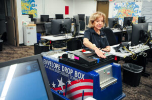 At the command center of the Maricopa County Tabulation and Election Center, Ilene Haber, Director of Communications and Constituent Services at the Recorder's Office, explains to tour participants how an envelope drop box for ballots works. Photo: Eduardo Barraza | Barriozona Magazine © 2024