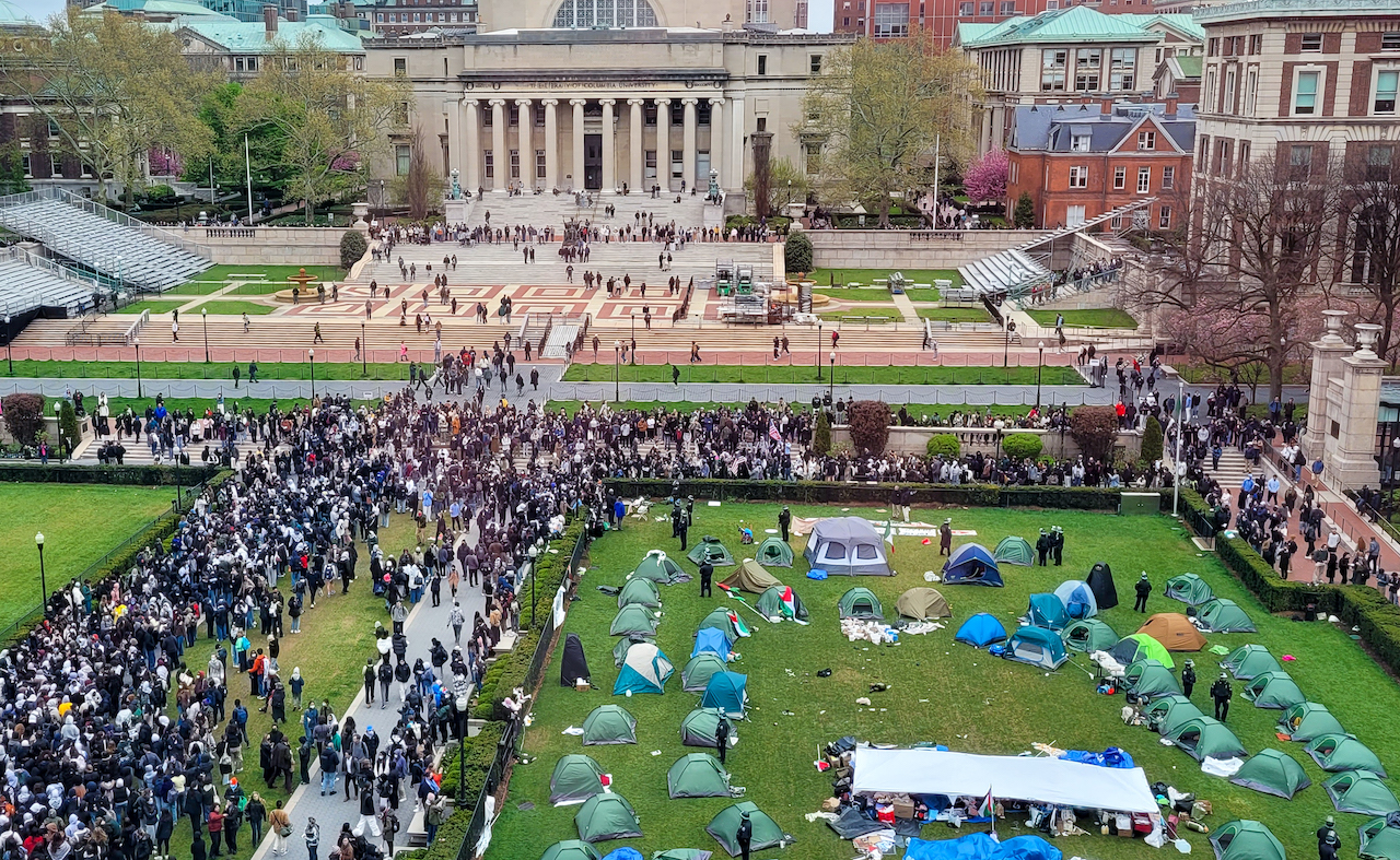 Una vista aérea captada el 18 de abril de 2024 del Campamento de Solidaridad con Gaza original en la Universidad Columbia, apenas minutos después de que la policía de la ciudad de Nueva York arrestara a decenas de manifestantes, aún rodeado por una gran multitud de estudiantes manifestantes y transeúntes. Los estudiantes se han manifestado a favor del pueblo palestino durante el conflicto en Gaza. Foto: Abbad Diraneyya | Creative Commons – Dominio Público