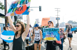 En 2017, Los Ángeles fue testigo de una manifestación pública donde los participantes se reunieron para expresar su apoyo al programa DACA. La asamblea pidió el cese de la vigilancia y las deportaciones, así como la descriminalización de las personas indocumentadas. El evento destacó la postura de la comunidad sobre las políticas de inmigración y los derechos de los inmigrantes. Foto: Molly Adams | Flickr | Creative Commons