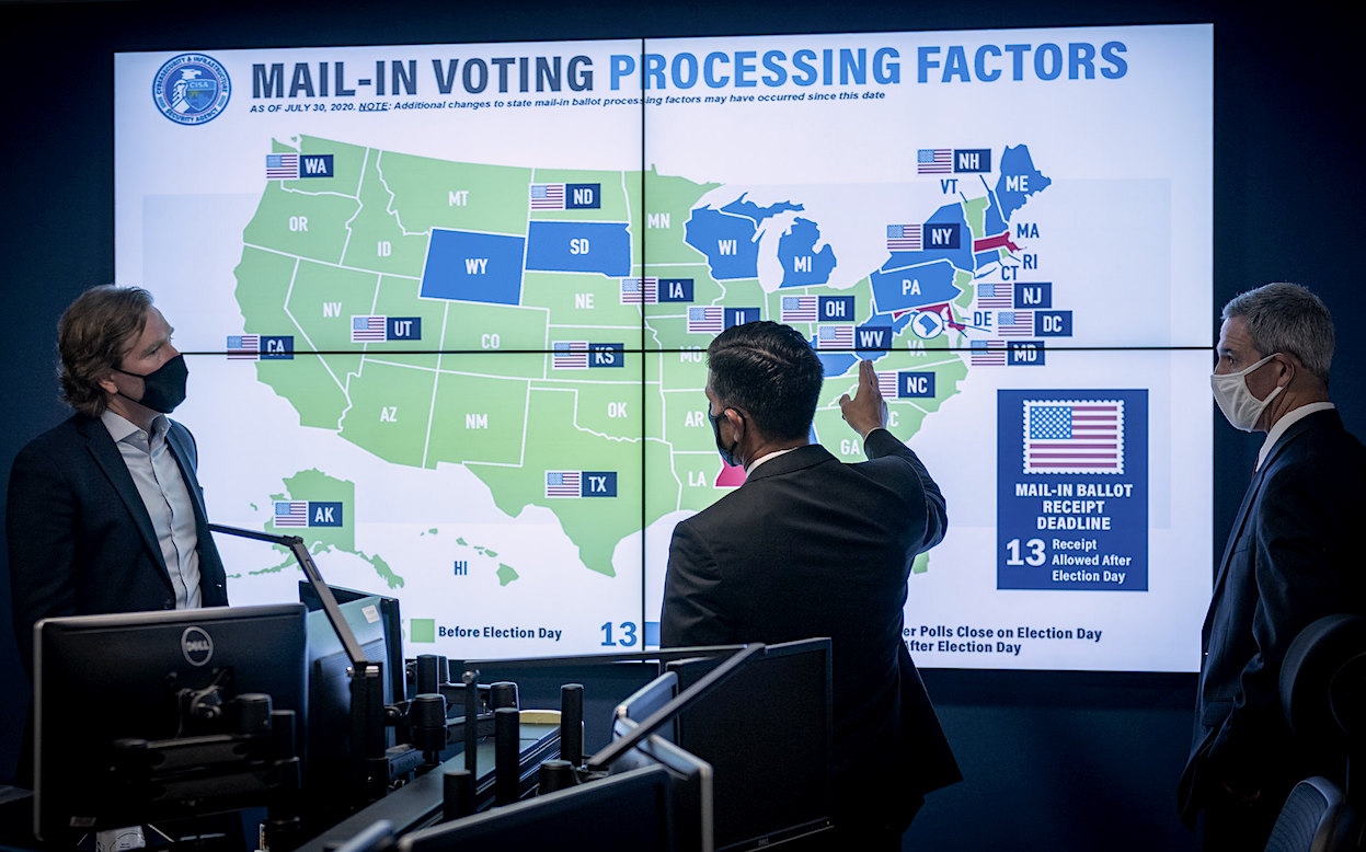 Funcionarios del Departamento de Seguridad Nacional de EE. UU., durante una reunión en Arlington, Virginia, debaten acerca de los aspectos relacionados con el procesamiento de la votación por correo antes de las elecciones de 2020. Aunque la supresión del voto es una práctica recurrente, los gobiernos federal y estatales han promulgado leyes para proteger los derechos de sufragio y sancionar a aquellos que intenten suprimirlos. Foto: Departamento de Seguridad Nacional de EE. UU.