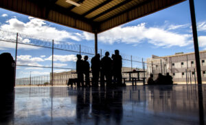 En esta imagen de archivo se ve a un grupo de mujeres detenidas en el Centro de Contrato Federal de Eloy, Arizona, uno de los centros de detención de ICE. Este centro fue escenario de la muerte de Huy Chi Tran, un hombre vietnamita que sufrió un paro cardíaco en su celda en 2018 mientras estaba bajo custodia en Eloy. Foto: Charles Reed | Servicio de Inmigración y Aduanas de EE. UU.