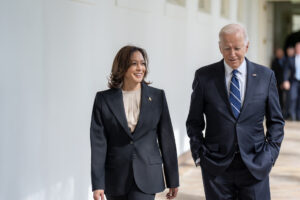 El presidente Joe Biden y la vicepresidenta Kamala Harris caminan por la Columnata Oeste de la Casa Blanca hacia la Oficina Oval, el martes 10 de octubre de 2023. Tras abandonar la contienda presidencial de 2024, Biden anunció su respaldo a Harris como su sucesora. Foto: Adam Schultz | The White House