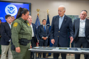 Durante el segundo trimestre de 2024, el presidente de Estados Unidos, Joe Biden, promulgó acciones ejecutivas importantes para abordar los problemas de inmigración tanto en las fronteras del país como en su interior, las cuales tuvieron un serio impacto en la política de inmigración del país. A principios de este año, el presidente Biden recibió un informe operativo de la Patrulla Fronteriza de EE.UU., los Servicios de Ciudadanía e Inmigración de EE.UU. y el Servicio de Inmigración y Control de Aduanas en la Estación de Patrulla Fronteriza de Brownsville, en Brownsville, Texas.Foto: Adam Schultz | The White House