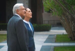 La presidenta electa de México, Claudia Sheinbaum, y el presidente Andrés Manuel López Obrador durante una reunión en Palacio Nacional el 10 de junio de 2024. Medios nacionales e internacionales han sugerido que el presidente saliente continuará influyendo en la política mexicana después de que Sheinbaum asuma la presidencia. Foto: Página de Claudia Sheinbaum en facebook