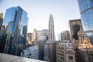 La Convención Nacional Demócrata (DNC) se lleva a cabo del lunes 19 al 22 de agosto en la ciudad de Chicago, Illinois, que tiene un notable historial como sede de convenciones, destacándose por ser el lugar de la DNC de 1968, un evento emblemático en la historia política de Estados Unidos. Foto: @tequilagraphics