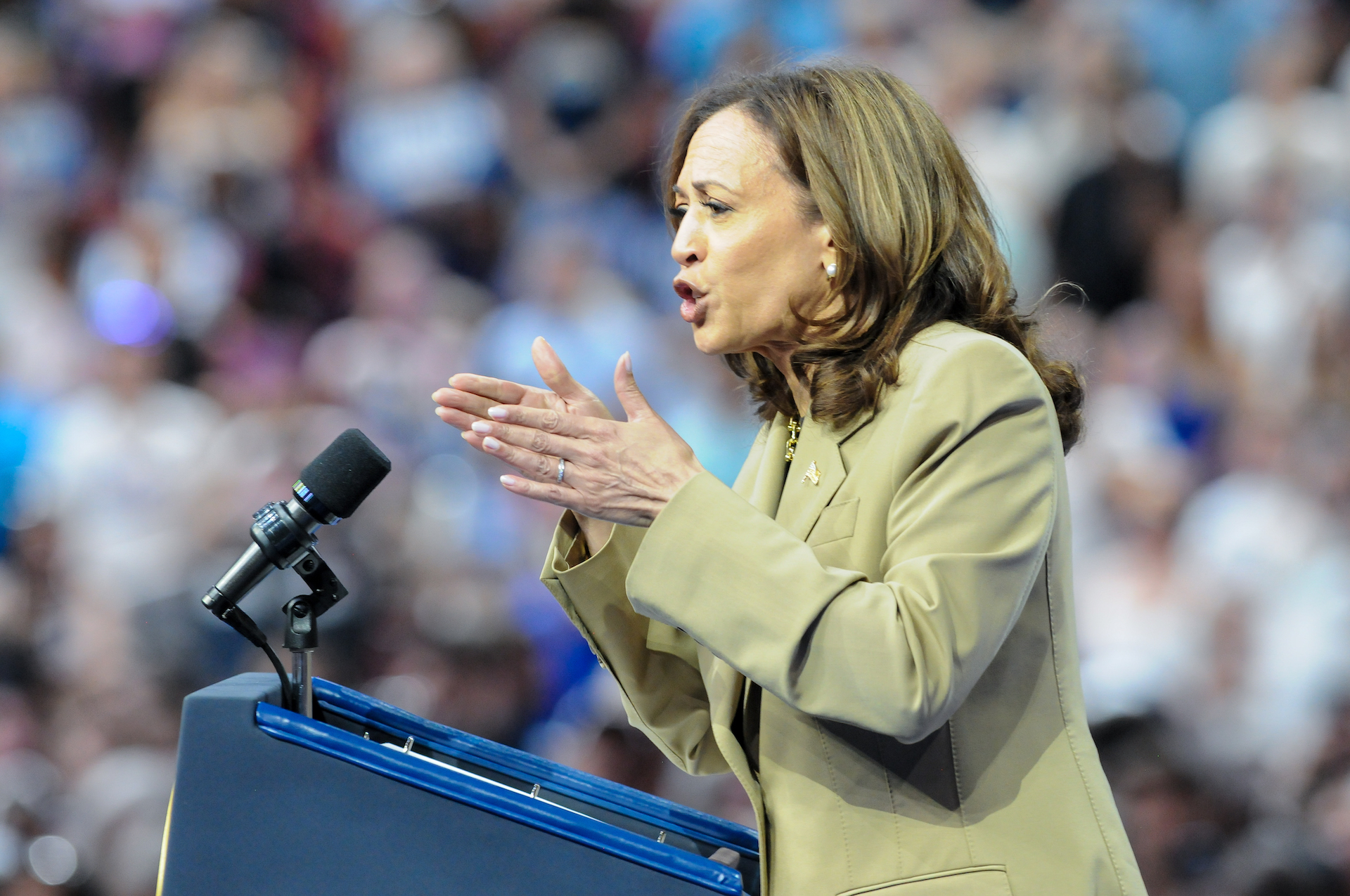 La candidata presidencial demócrata de Estados Unidos, la vicepresidenta Kamala Harris, se dirige a sus seguidores durante un mitin de campaña en el Desert Diamond Arena el 9 de agosto de 2024, en Glendale, Arizona. Foto: Eduardo Barraza | Revista Barriozona © 2024