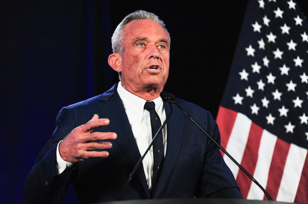 El candidato presidencial independiente Robert F. Kennedy Jr. anuncia su retirada de la carrera presidencial y su respaldo al expresidente Donald Trump durante una conferencia de prensa en Phoenix, Arizona, el 23 de agosto de 2024. La decisión de RFK Jr. sigue a dificultades para aparecer en las papeletas electorales para las elecciones presidenciales de Estados Unidos de 2024. Foto: Eduardo Barraza | Barriozona Magazine ©2024