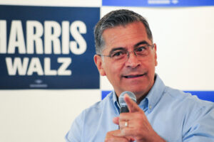 Secretary of Health and Human Services Xavier Becerra engaged with a small group of first-generation college students in Phoenix, Arizona, as part of the Kamala Harris-Tim Walz campaign’s New Way Forward tour. During the event, Becerra aimed to galvanize support among first-time voters who will be casting their ballots for the first time in the 2024 election. His visit underscores the campaign’s focus on connecting with and energizing emerging voters ahead of the pivotal election. Photo: Eduardo Barraza | Barriozona Magazine @ 2024