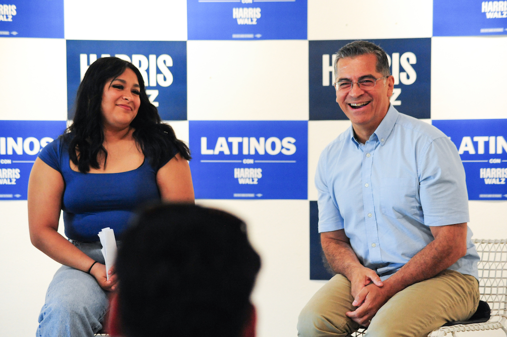 El Secretario de Salud y Servicios Humanos de EE. UU., Xavier Becerra, se reunió con un grupo selecto de estudiantes universitarios en Phoenix, Arizona, como parte del tour “New Way Forward” de la campaña de Kamala Harris y Tim Walz. Durante el evento, Becerra buscó galvanizar el apoyo entre los votantes primerizos que participarán por primera vez en las elecciones de 2024. Su visita subraya el enfoque de la campaña en conectar y motivar a los votantes primerizos de cara a esta elección crucial. Foto: Eduardo Barraza | Barriozona Magazine @ 2024