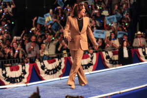 La vicepresidenta y candidata demócrata Kamala Harris energizó a sus seguidores durante un mitin en el Centro de Eventos Rawhide en Chandler, Arizona, un campo de batalla crucial en las elecciones presidenciales de 2024. Dirigiéndose a la multitud justo después de que comenzara la votación anticipada, Harris instó a los arizonenses a participar en el proceso electoral y a emitir sus votos con anticipación, destacando el papel fundamental del estado en la influencia de los resultados nacionales. Foto: Eduardo Barraza | Barriozona Magazine © 2024