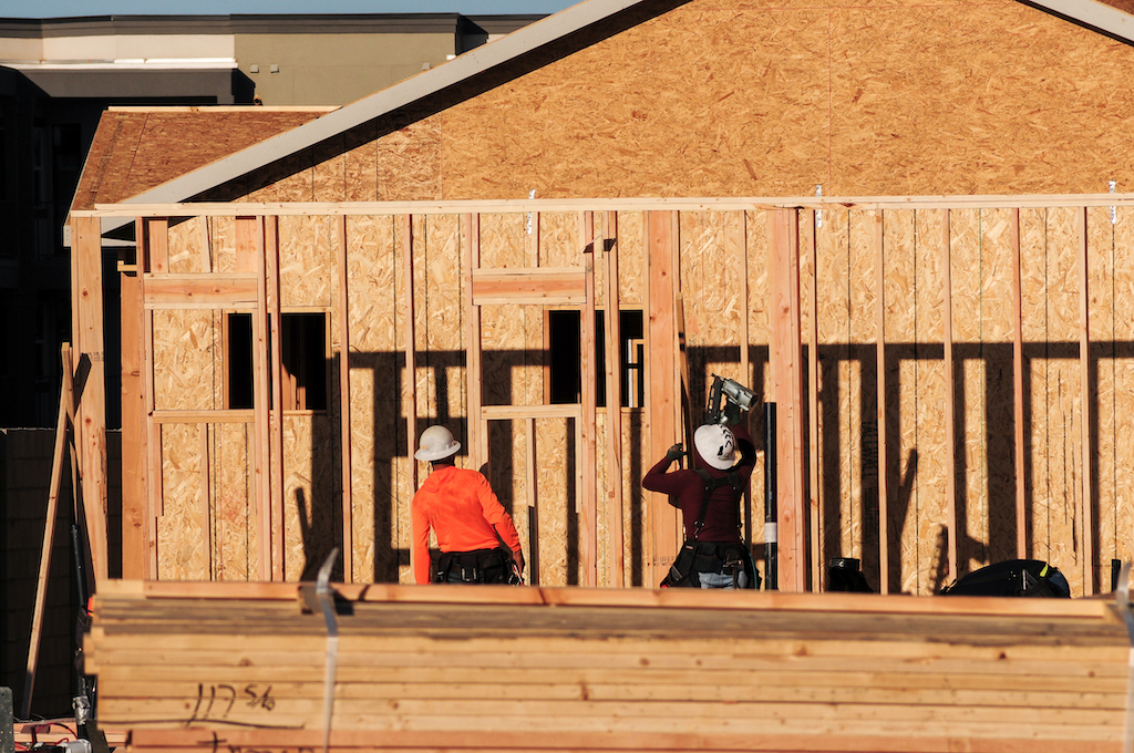 Una casa de madera se levanta en el condado de Maricopa, donde la crisis de vivienda en Arizona ha impulsado el aumento de desalojos, personas sin hogar y demanda habitacional. El rápido crecimiento poblacional y el calor extremo suman urgencia a la búsqueda de soluciones. Kamala Harris propone protecciones para inquilinos y viviendas asequibles, mientras que Donald Trump apoya la desregulación y el desarrollo de viviendas unifamiliares. Foto: Eduardo Barraza | Barriozona Magazine © 2024