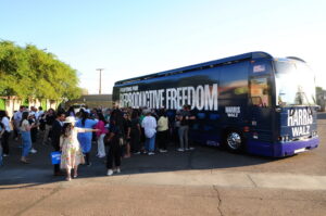 Partidarios del derecho al aborto se reúnen junto al autobús azul de la campaña de Kamala Harris y Tim Walz, "Luchando por la Libertad Reproductiva", en Phoenix, Arizona, el 12 de octubre de 2024. La parada del autobús, que recorre el país, coincidió con la visita de la Primera Dama de Estados Unidos, Jill Biden, quien ofreció un discurso en apoyo a los derechos reproductivos. Foto: Eduardo Barraza | Barriozona Magazine © 2024