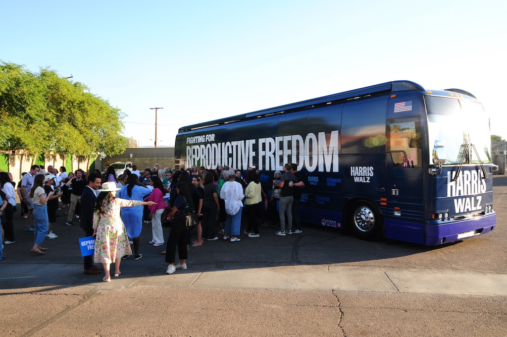 Partidarios del derecho al aborto se reúnen junto al autobús azul de la campaña de Kamala Harris y Tim Walz, "Luchando por la Libertad Reproductiva", en Phoenix, Arizona, el 12 de octubre de 2024. La parada del autobús, que recorre el país, coincidió con la visita de la Primera Dama de Estados Unidos, Jill Biden, quien ofreció un discurso en apoyo a los derechos reproductivos. Foto: Eduardo Barraza | Barriozona Magazine © 2024