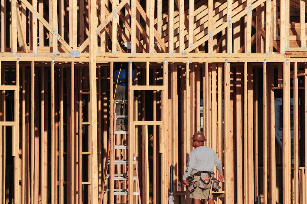 A wooden home rises in Maricopa County, where Arizona’s housing crisis has fueled surging evictions, homelessness, and demand. Rapid population growth and extreme heat add urgency to finding solutions. Kamala Harris proposes renter protections and affordable housing, while Donald Trump supports deregulation and single-family home development. Photo: Eduardo Barraza | Barriozona Magazine © 2024