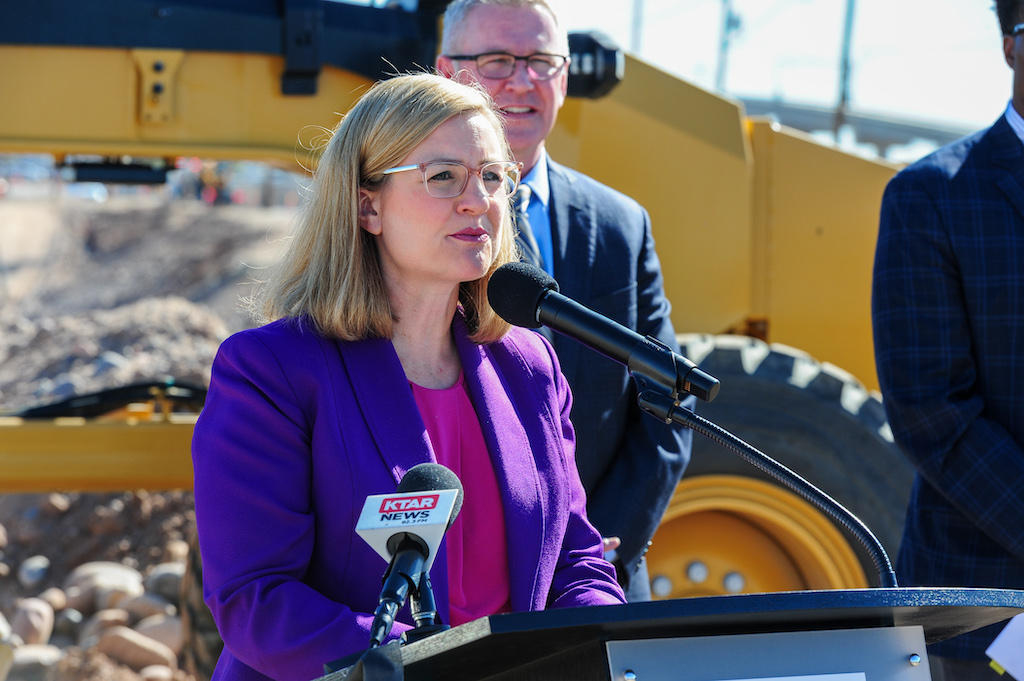 En una conferencia de prensa en el Aeropuerto Internacional Phoenix Sky Harbor el 21 de octubre de 2024, la alcaldesa de Phoenix, Kate Gallego, anunció el regreso de Aeroméxico para atender un mercado crucial. Destacó que la demanda de vuelos a México desde Phoenix ha crecido un 155% en comparación con los niveles anteriores a la pandemia. El servicio sin escalas a la Ciudad de México se espera que amplíe las opciones de viaje y fortalezca el turismo y el comercio entre México y Arizona. Foto: Eduardo Barraza | Barriozona Magazine © 2024