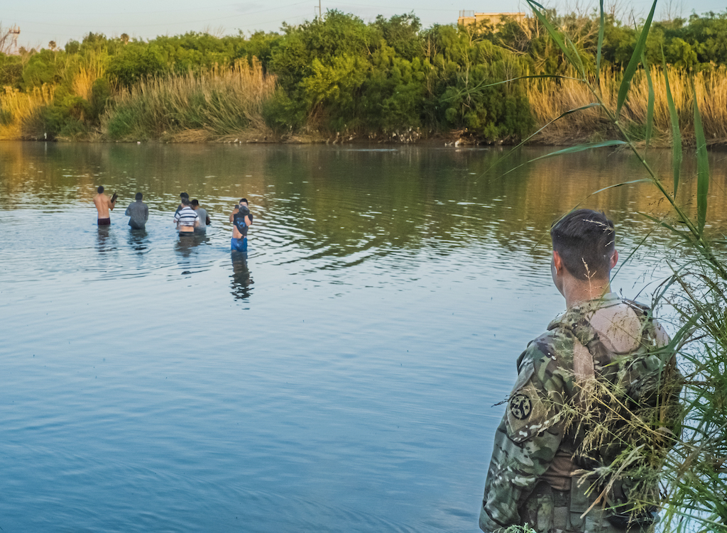 La agenda migratoria de Trump para su segundo mandato planea utilizar al Ejército para llevar a cabo deportaciones masivas de inmigrantes sin autorización. En esta foto de archivo, un soldado de la Guardia Nacional en Texas asignados a la Operación Estrella Solitaria, hace guardia en las orillas del río Bravo durante un patrullaje en la maleza a lo largo de la frontera entre Texas y México, el 15 de mayo de 2023. Los soldados colaboraron con el Departamento de Seguridad Pública de Estados Unidos y la Patrulla Fronteriza en la detección, disuasión e intercepción de inmigrantes que intentan ingresar sin autorización a los Estados Unidos. Foto: James García | Guardia Nacional de Texas | Asuntos Públicos de la Operación Estrella Solitaria