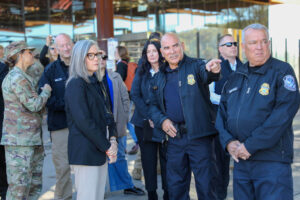 Tras la aprobación de la Proposición 314 por los votantes de Arizona, la Gobernadora Katie Hobbs visitó la frontera con México el 18 de noviembre. En Nogales, se reunió con miembros de la Guardia Nacional de Arizona y de Aduanas y Protección Fronteriza, y recorrió el Puerto de Entrada Mariposa. La visita subrayó la "Task Force SAFE", una iniciativa en la frontera que despliega a la Guardia Nacional para apoyar a las autoridades federales en la interceptación de drogas peligrosas. Foto: Laura Mapes, Sargento de Estado Mayor del Ejército de Estados Unidos