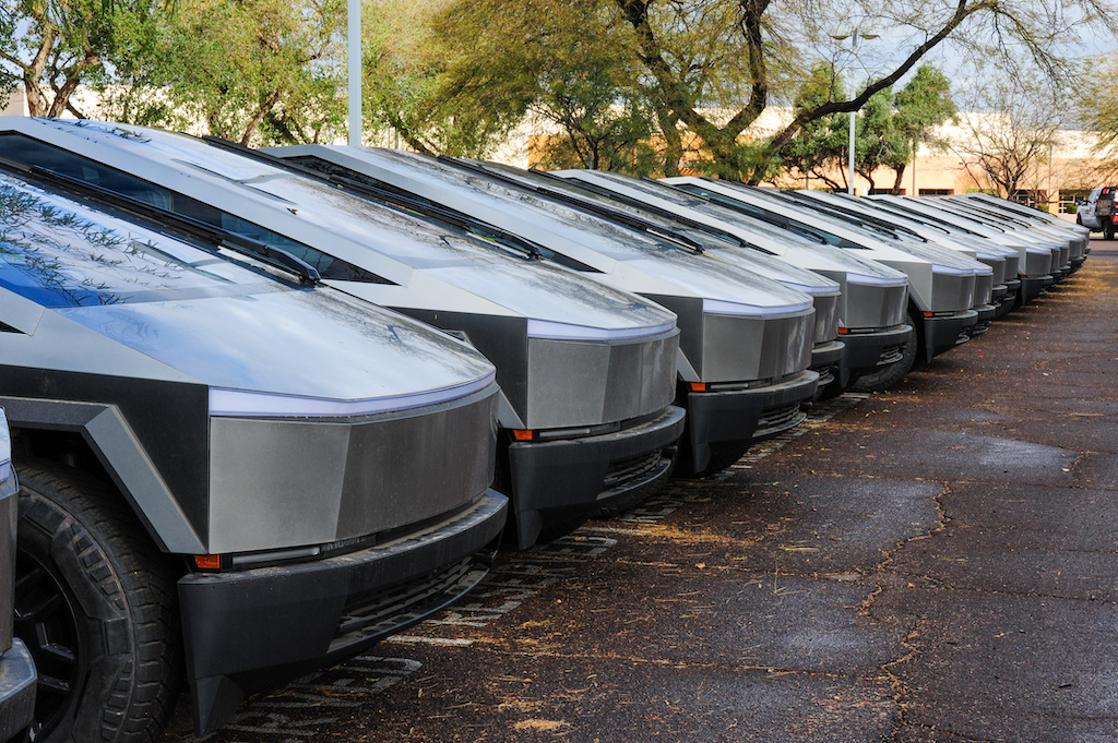 Una hilera de Cybertrucks de Tesla captada en un lote de almacenamiento externo cerca de un concesionario de la empresa en Mesa, Arizona, en medio de señales de una demanda menor a la esperada. Con su diseño angular y futurista, estos vehículos encarnan la arriesgada apuesta de Elon Musk por el mercado de camionetas eléctricas, cuya recepción ha sido dispar. Mientras Tesla lidia con una competencia creciente y dudas sobre la viabilidad del modelo, la acumulación de unidades refuerza la incertidumbre sobre su verdadero alcance comercial. Foto: Eduardo Barraza | Barriozona Magazine © 2025